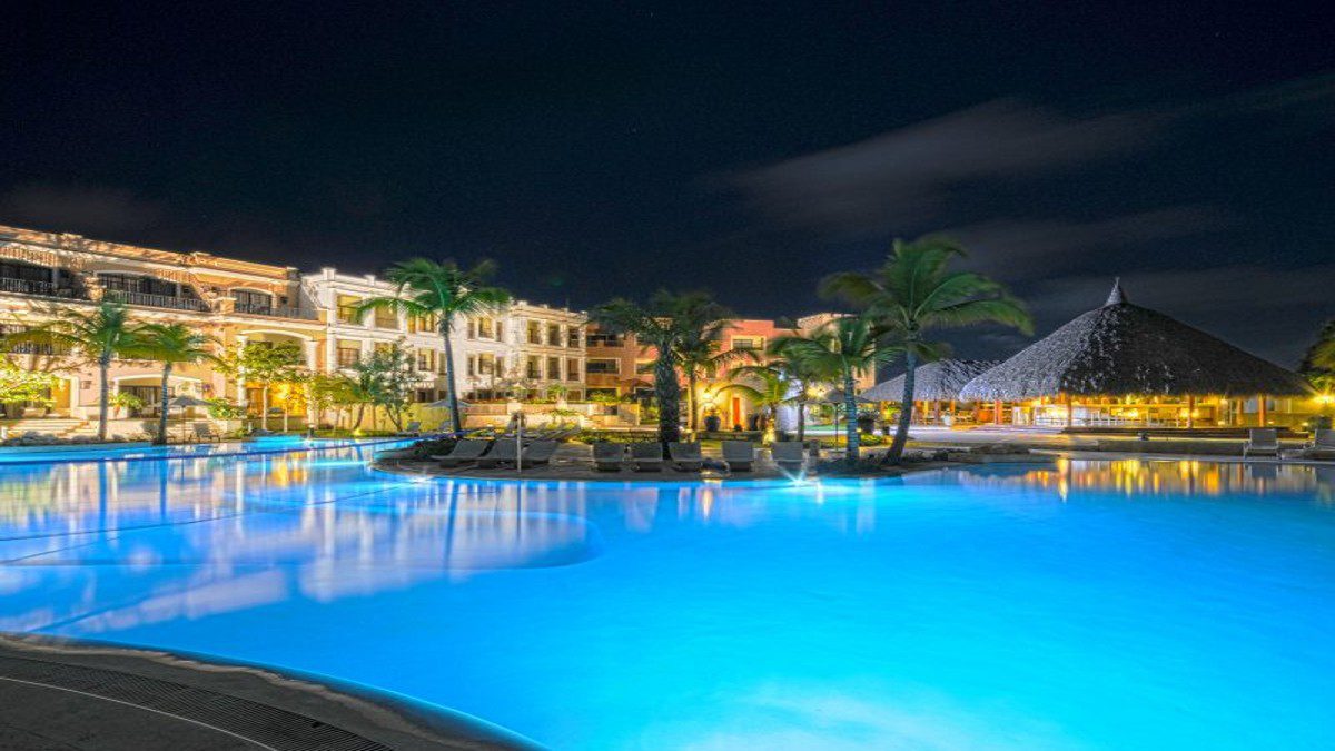 ALV_MainPool_Evening-800x600-1 ALV_MainPool_Evening-800x600-1