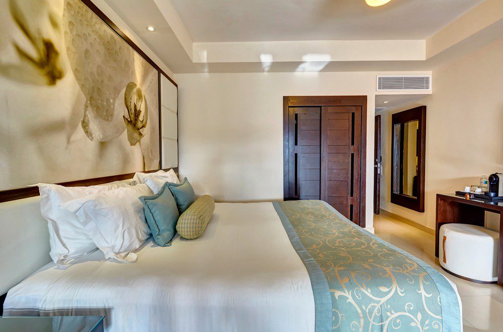 hideaway_rpc_luxury_swim_out_room_dc-3-62575d73d4aa2 hideaway_rpc_luxury_swim_out_room_dc-3-62575d73d4aa2