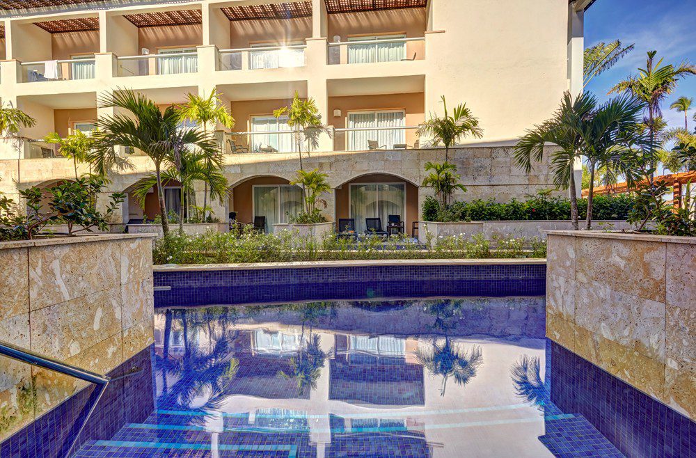 hideaway_rpc_luxury_swim_out_room_dc-7-62575d6073d93 hideaway_rpc_luxury_swim_out_room_dc-7-62575d6073d93