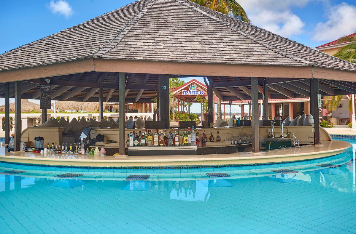 mystique_royal_la_mirage_pool_bar_lr_0002-6270437643a23-optimized mystique_royal_la_mirage_pool_bar_lr_0002-6270437643a23-optimized