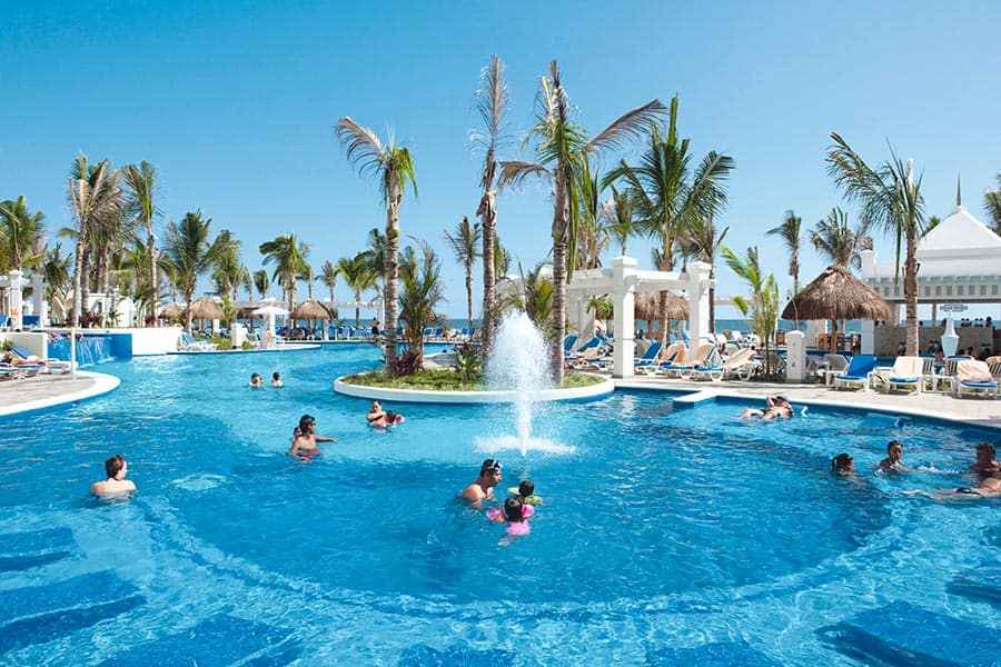pool-riu-emerald-bay-3_tcm55-226111 pool-riu-emerald-bay-3_tcm55-226111