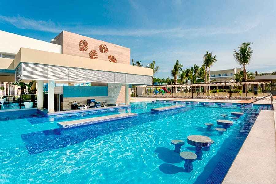 swimup-bar-riu-emerald-bay_tcm55-226109 swimup-bar-riu-emerald-bay_tcm55-226109