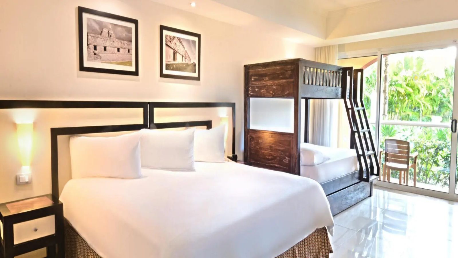 Sandos_Playacar_Riviera_Family_King_Jr_Suite_01-min