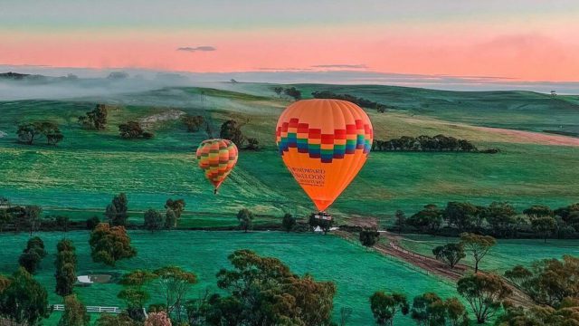 https://dev.travelonica.com/wp-content/uploads/2023/08/Take-a-hot-air-balloon-ride-over-the-Avon-Valley-640x360.jpg