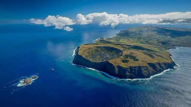 https://dev.travelonica.com/wp-content/uploads/2023/08/Vista-aerea-Isla-de-Pascua-Rapa-Nui-640x360.jpg