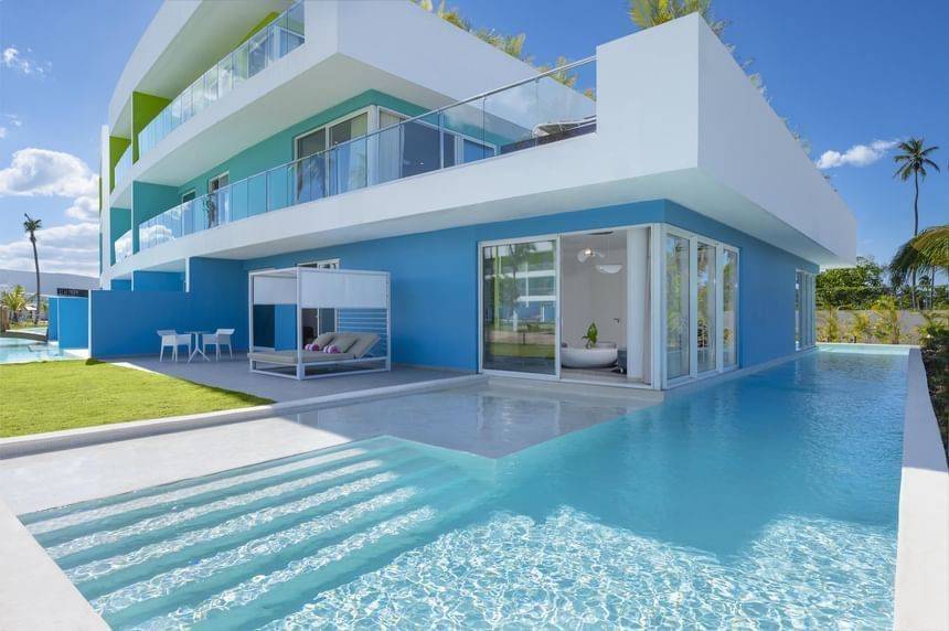 8-sunrise-swim-up-master-suite-3 (1) 8-sunrise-swim-up-master-suite-3 (1)