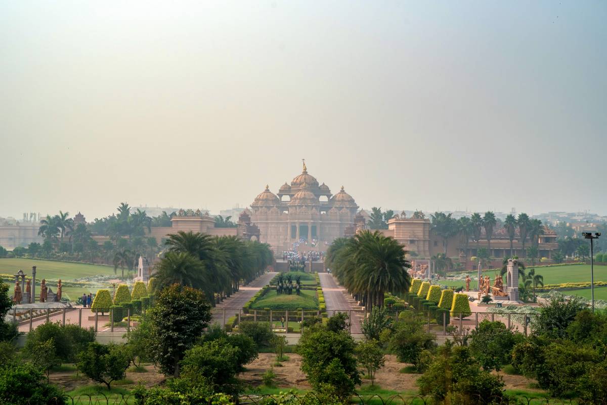 https://dev.travelonica.com/wp-content/uploads/2024/09/facade-of-a-temple-akshardham-in-delhi-india-2023-11-27-05-05-06-utc-1.jpg